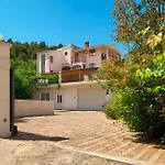 6 Bedroom Gorgeous In Mastrinka