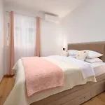 Holiday home 6 Bedroom Gorgeous In Mastrinka Trogir