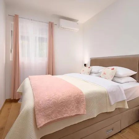 Holiday home Cozy In Mastrinka Trogir